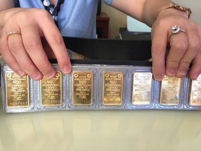 Giá vàng SJC tăng gần 1 triệu đồng mỗi lượng - Ảnh 1.