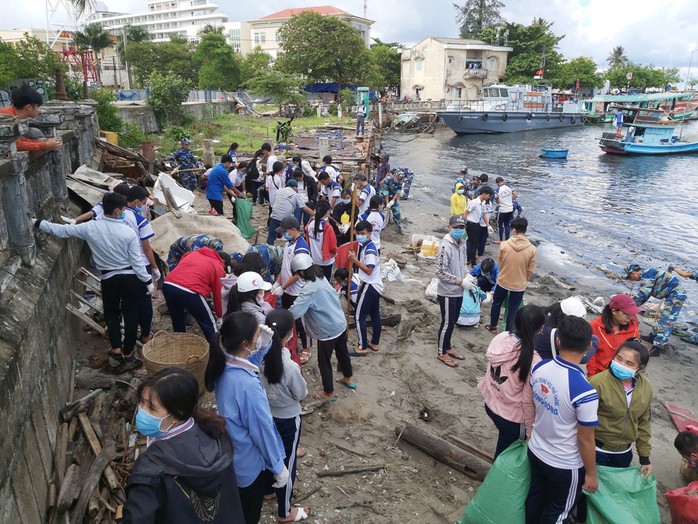 Phú Quốc ra quân quyết dẹp sạch rác thải nhựa - Ảnh 2.