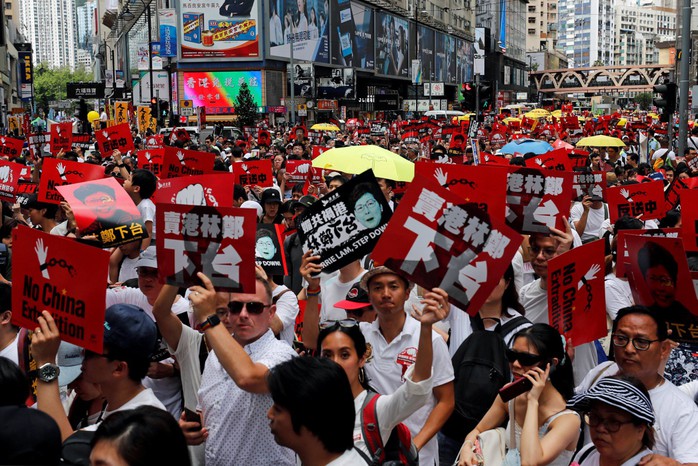 Hồng Kông: Biển người xuống đường phản đối dự luật dẫn độ - Ảnh 1.