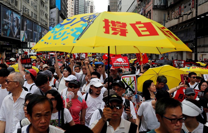 Hồng Kông: Biển người xuống đường phản đối dự luật dẫn độ - Ảnh 2.