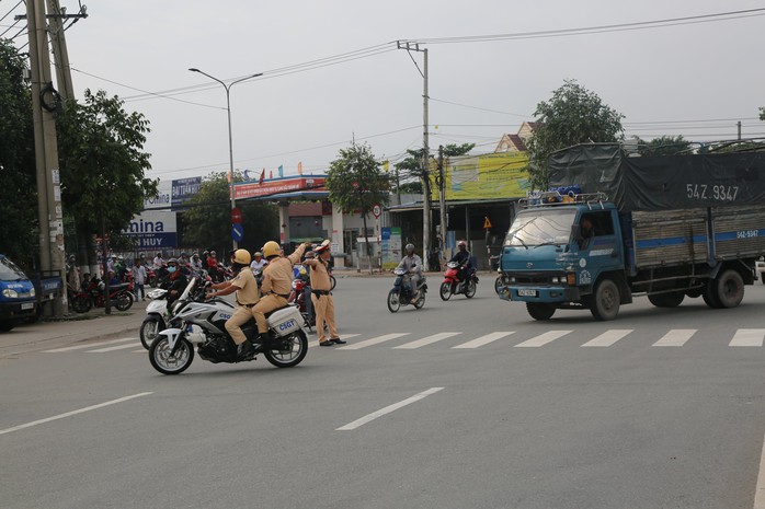 Ra 3 ngã tư lớn canh vài ngày, CSGT  đã hốt hàng trăm tài xế container - Ảnh 1.