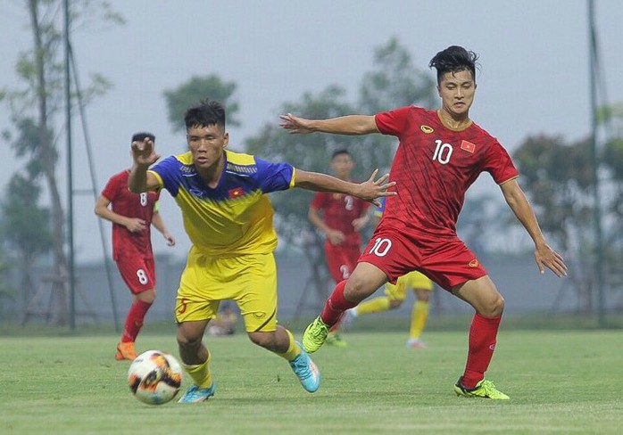 U22 Việt Nam đánh bại đàn em U18 Việt Nam, Martin Lo ghi điểm với HLV Park Hang-seo - Ảnh 2.