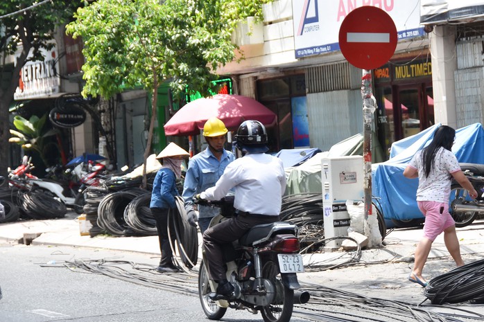 Ý thức giao thông kém, do đâu?: Nguyên nhân đã thấy, giải pháp còn chờ - Ảnh 1.