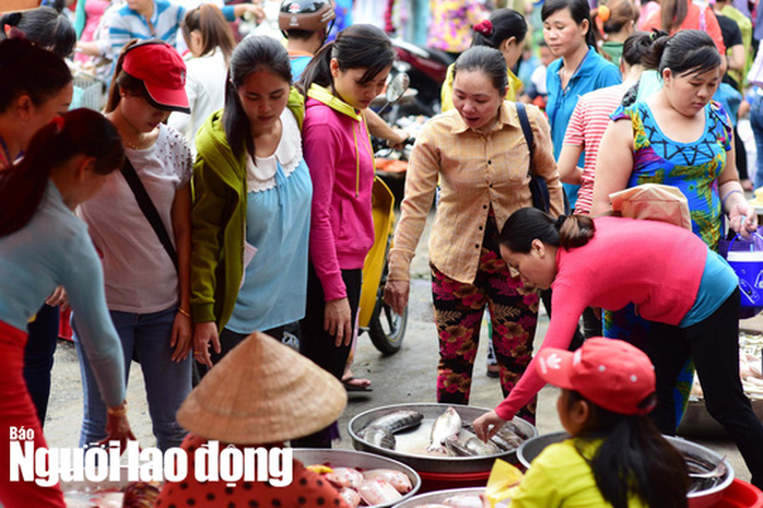 Lương không đủ sống, công nhân phải giật gấu vá vai - Ảnh 3.