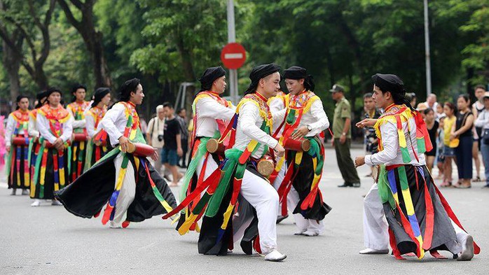 Hà Nội: Biểu diễn múa dân gian Con đĩ đánh bồng trong lễ hội đường phố - Ảnh 1.