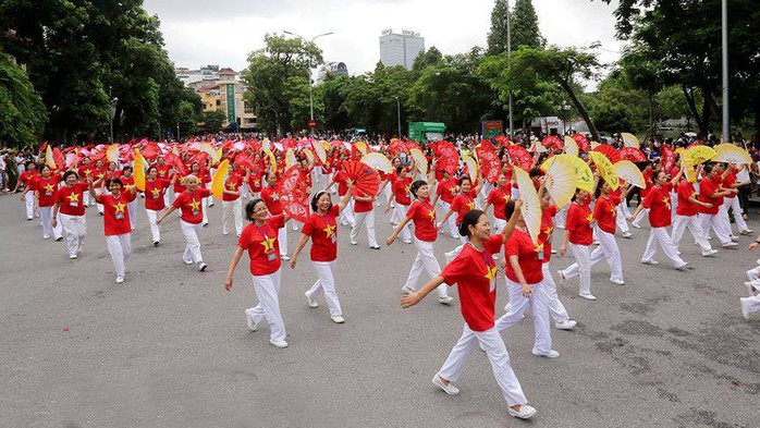 Hà Nội: Biểu diễn múa dân gian Con đĩ đánh bồng trong lễ hội đường phố - Ảnh 2.