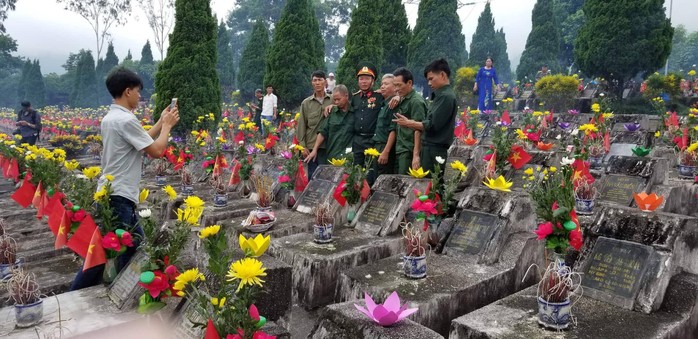 Nguyên Chủ tịch nước Trương Tấn Sang trao 276 căn nhà tặng cựu binh Vị Xuyên - Ảnh 10.