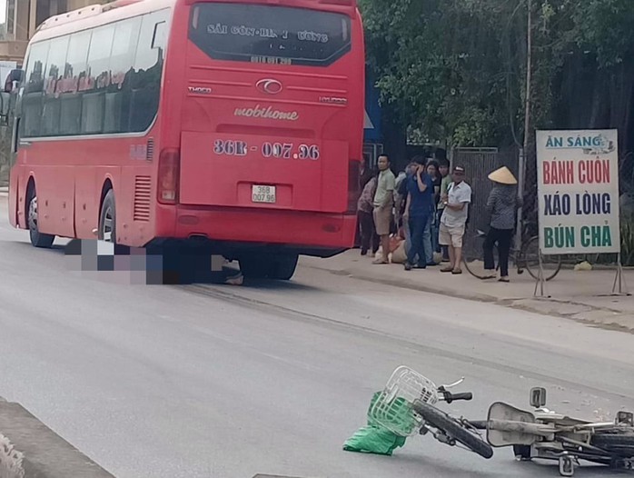 Xe khách cán chết người đàn ông 80 tuổi đi xe đạp điện rồi kéo lê 20 m - Ảnh 1.