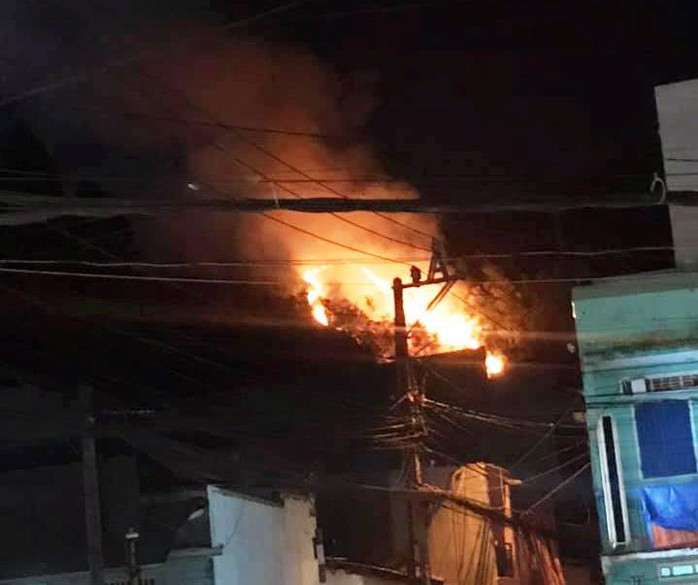 Trắng đêm dập lửa trong đám cháy giữa nội thành Quy Nhơn - Ảnh 2.