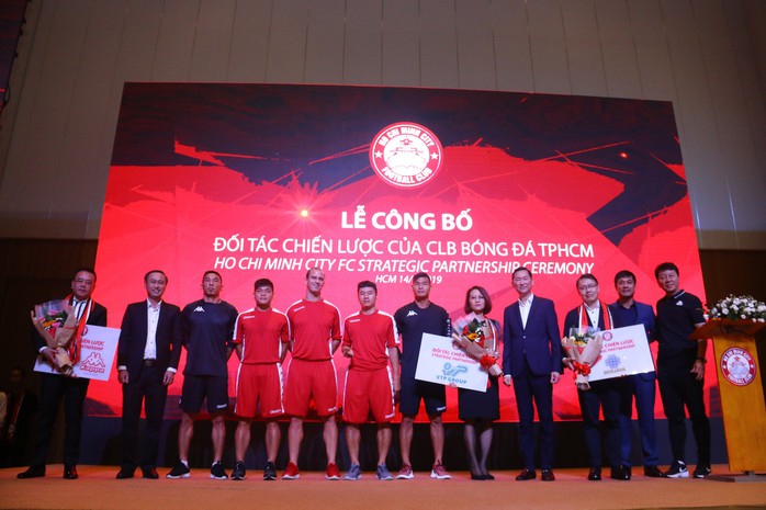 HLV Chung Hae-soung: Tôi đang bị dư luận ép phải vô địch V-League - Ảnh 2.