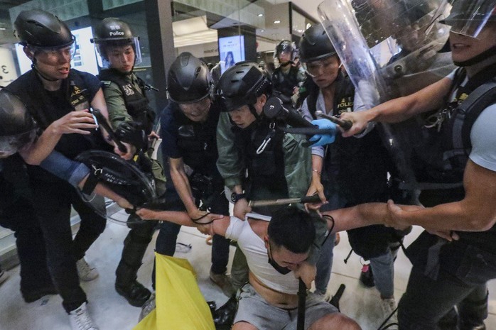 Hồng Kông: Bạo loạn tại trung tâm mua sắm, 22 người nhập viện - Ảnh 2.