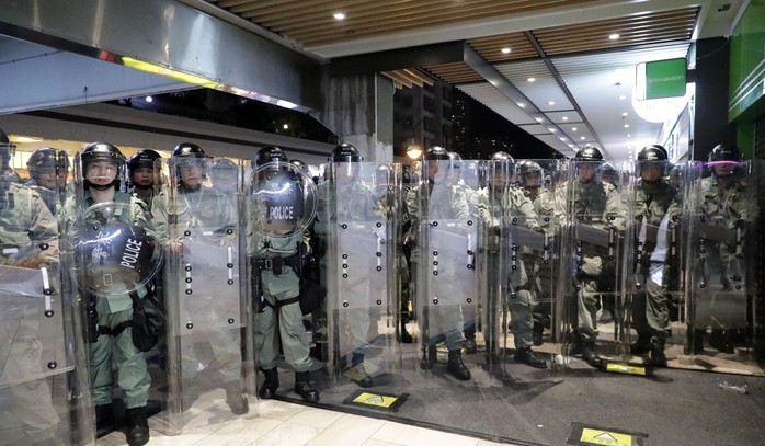 Hồng Kông: Bạo loạn tại trung tâm mua sắm, 22 người nhập viện - Ảnh 4.