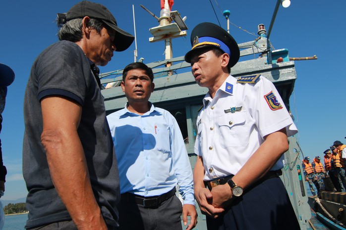 Cảnh sát biển cứu nạn, sửa giúp tàu cho ngư dân - Ảnh 7.