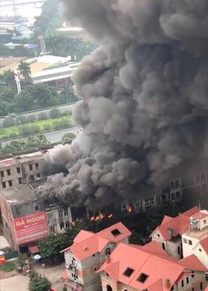 Cháy lớn 4 nhà liền kề gần Công viên Thiên đường Bảo Sơn - Ảnh 1.