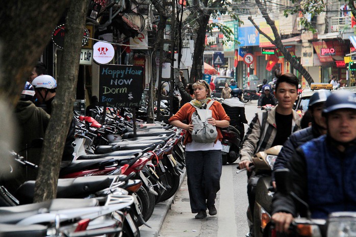 Hàng loạt câu hỏi hiện diện trên vỉa hè - Ảnh 2.