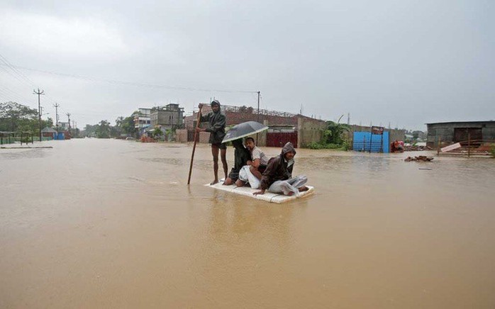 Lũ lụt khủng ở Nam Á, 180 người chết, hàng triệu người di dời - Ảnh 2.