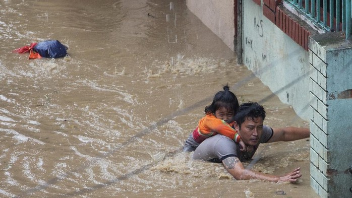 Lũ lụt khủng ở Nam Á, 180 người chết, hàng triệu người di dời - Ảnh 4.