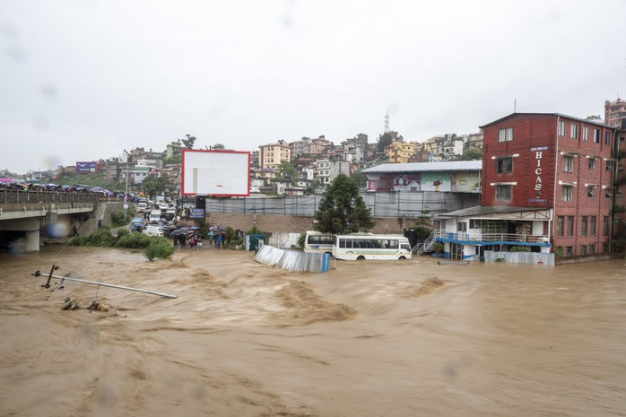 Lũ lụt khủng ở Nam Á, 180 người chết, hàng triệu người di dời - Ảnh 5.