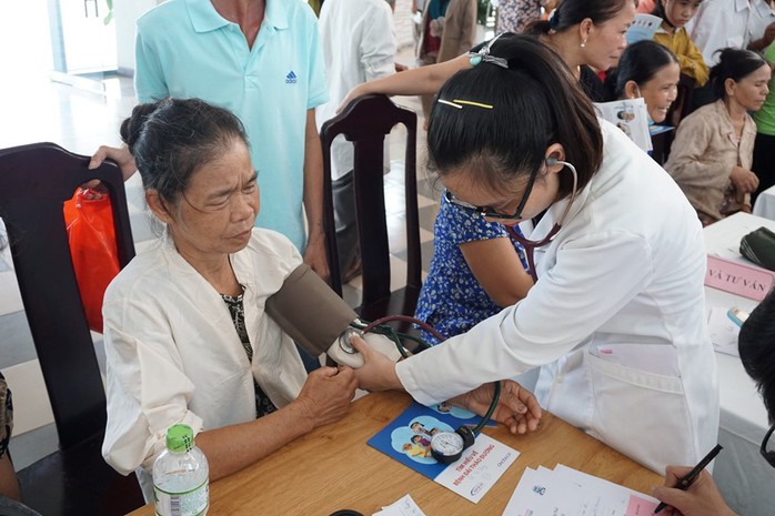 Khám sàng lọc bệnh lý đái tháo đường và tuyến giáp cho hàng ngàn người - Ảnh 1.