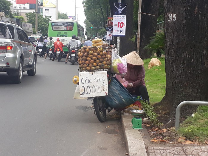 Vỉa hè, lòng đường khu trung tâm TP HCM trưa 17-7: Đủ kiểu lấn chiếm! - Ảnh 2.