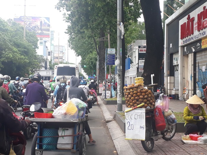 Vỉa hè, lòng đường khu trung tâm TP HCM trưa 17-7: Đủ kiểu lấn chiếm! - Ảnh 3.