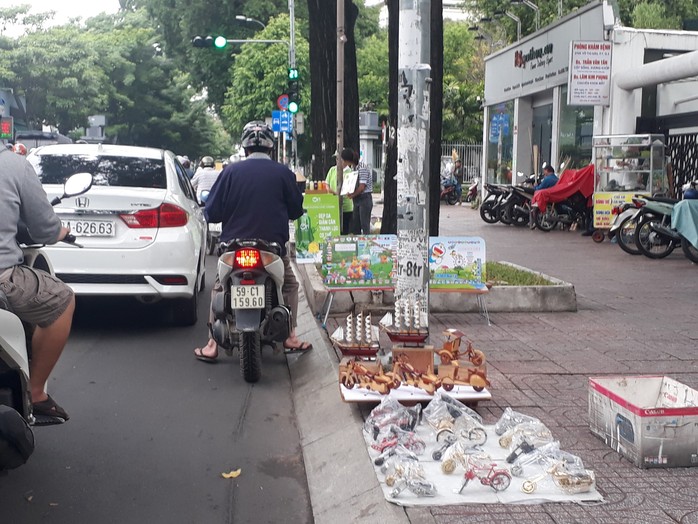 Vỉa hè, lòng đường khu trung tâm TP HCM trưa 17-7: Đủ kiểu lấn chiếm! - Ảnh 6.