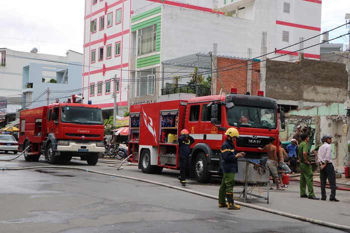 Lửa bao trùm kèm tiếng hét thất thanh trong quán cơm trên đường Phạm Văn Bạch - Ảnh 4.