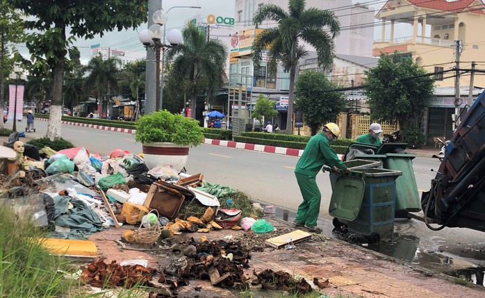 Dân bức xúc vì bãi rác nằm án ngữ cửa ngõ vào TP Bạc Liêu - Ảnh 9.