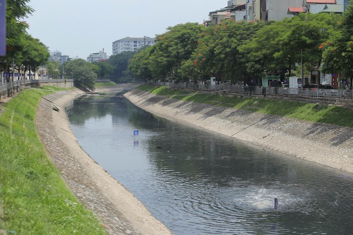 Xả nước vào sông Tô Lịch: Cuốn trôi thành quả 2 tháng - Ảnh 1.