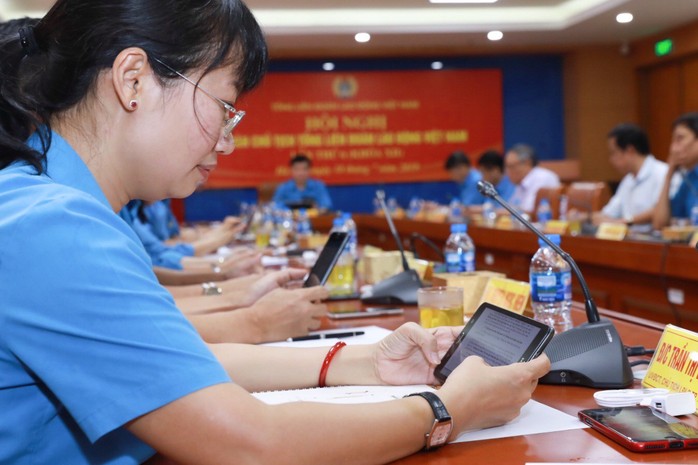 Tổng LĐLĐ Việt Nam tổ chức hội nghị không phát tài liệu bằng giấy - Ảnh 4.