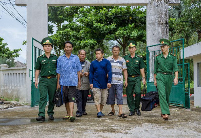 Tàu cá Việt Nam cứu 4 người nước ngoài trên con tàu đang trôi dạt và chìm dần - Ảnh 1. Tàu cá Việt Nam cứu 4 người nước ngoài trên con tàu đang trôi dạt và chìm dần - Ảnh 1.