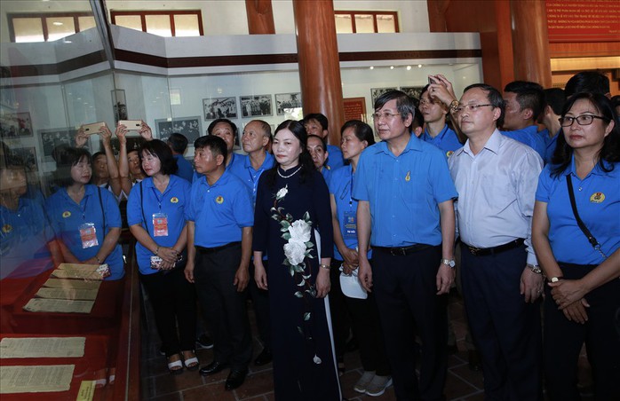 Cán bộ Công đoàn ưu tú dâng hương tưởng niệm cố Tổng Bí thư Nguyễn Văn Linh - Ảnh 6.