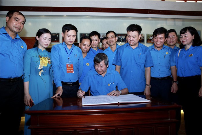 Cán bộ Công đoàn ưu tú dâng hương tưởng niệm cố Tổng Bí thư Nguyễn Văn Linh - Ảnh 5.