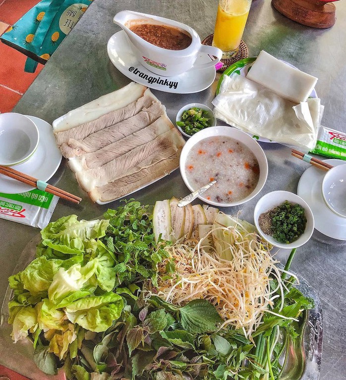 Bánh tráng cuốn thịt heo và 5 món ăn không thể bỏ lỡ ở Đà Nẵng - Ảnh 2.