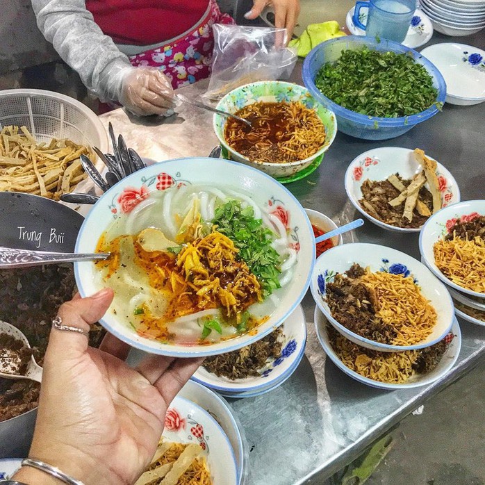 Bánh tráng cuốn thịt heo và 5 món ăn không thể bỏ lỡ ở Đà Nẵng - Ảnh 9.
