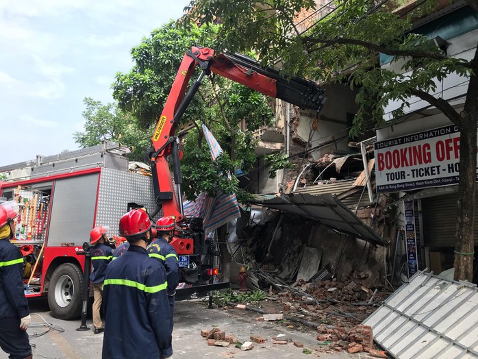 Nhà phố cổ ở Hà Nội bất ngờ đổ sập - Ảnh 10.