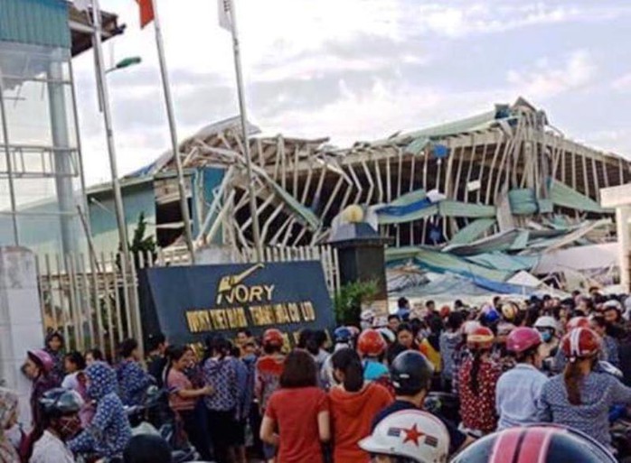Giông lốc lớn làm đổ sập nhà xưởng của công ty Ivory Việt Nam có 3.000 công nhân - Ảnh 1.