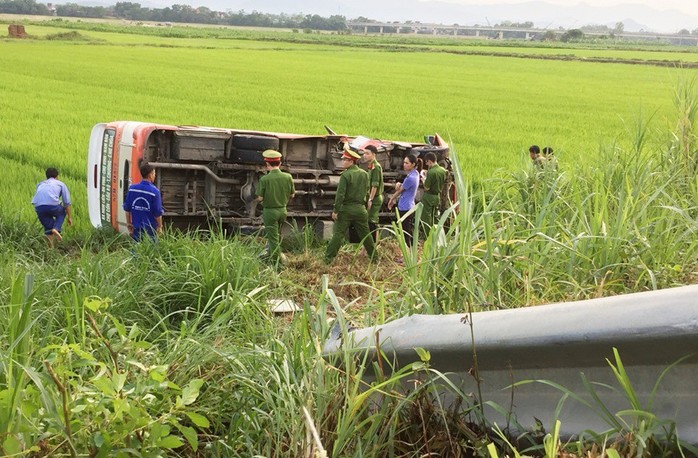 Xe buýt lao xuống ruộng lật nghiêng, 1 người chết nhiều người bị thương - Ảnh 1.