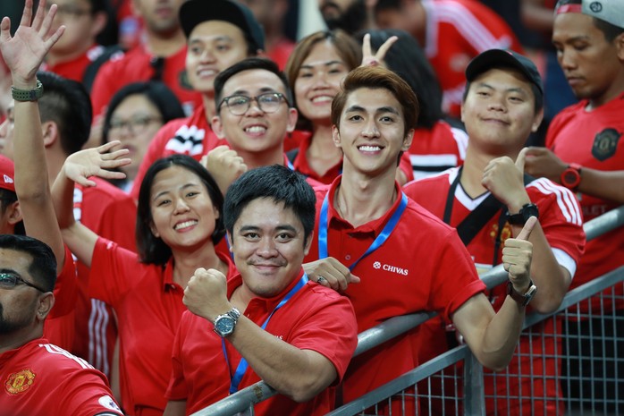 Người hâm mộ Việt Nam sang Singapore tiếp lửa Man United đánh bại Inter - Ảnh 3.