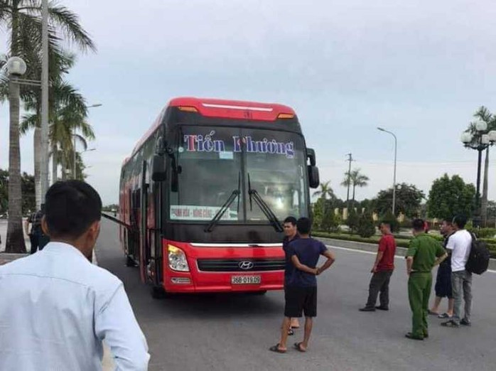 4 thanh niên chặn đầu ném vỡ kính xe khách giữa ban ngày - Ảnh 1.