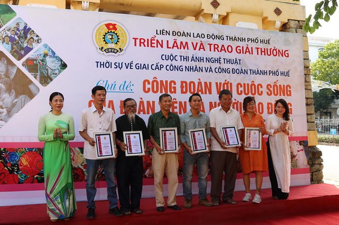 THỪA THIÊN - HUẾ: Trao giải cuộc thi ảnh về công nhân, Công đoàn - Ảnh 1.