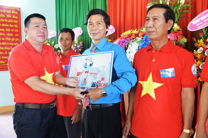 Tiếp tục trao 1.000 lá cờ Tổ quốc cho ngư dân Quảng Ngãi - Ảnh 1.