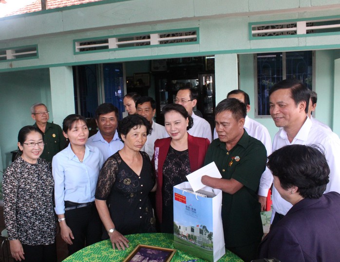 Chủ tịch Quốc hội Nguyễn Thị Kim Ngân thăm gia đình chính sách - Ảnh 2.