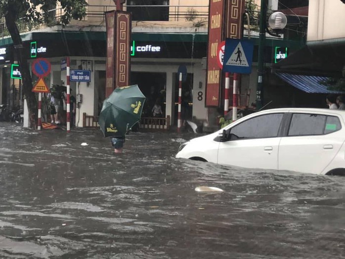 Người Hà Nội bì bõm trong cơn mưa lớn, nhiều tuyến phố ngập nặng - Ảnh 3.