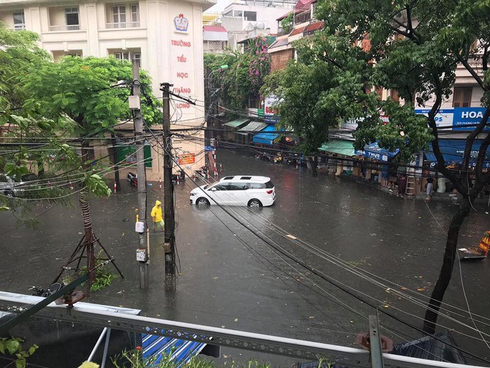 Người Hà Nội bì bõm trong cơn mưa lớn, nhiều tuyến phố ngập nặng - Ảnh 4.
