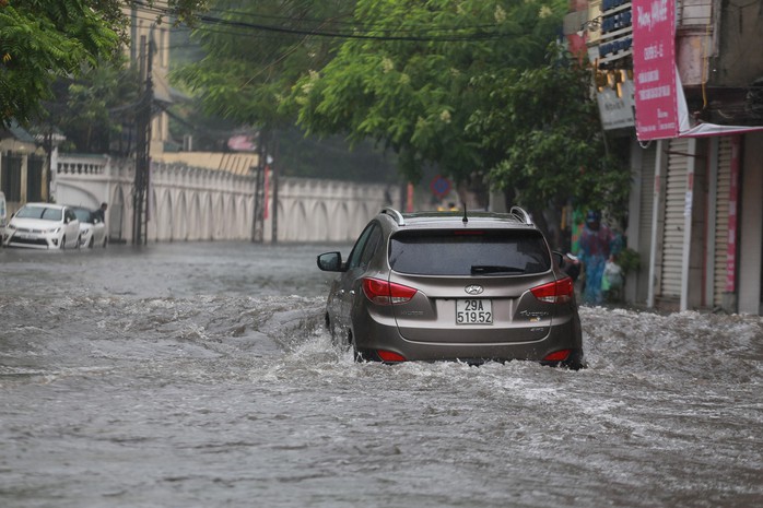 Người Hà Nội bì bõm trong cơn mưa lớn, nhiều tuyến phố ngập nặng - Ảnh 8.