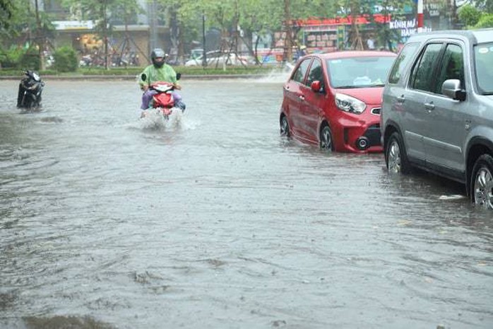 Người Hà Nội bì bõm trong cơn mưa lớn, nhiều tuyến phố ngập nặng - Ảnh 11.