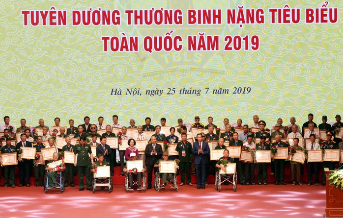 Thủ tướng dự hội nghị tuyên dương 500 thương binh nặng tiêu biểu toàn quốc - Ảnh 1.