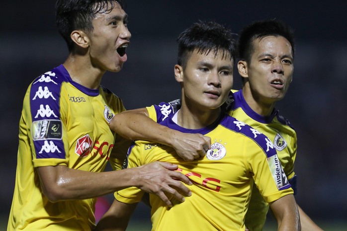 TP HCM hòa Hà Nội trong trận cầu 4 bàn thắng và 2 thẻ đỏ - Ảnh 1.