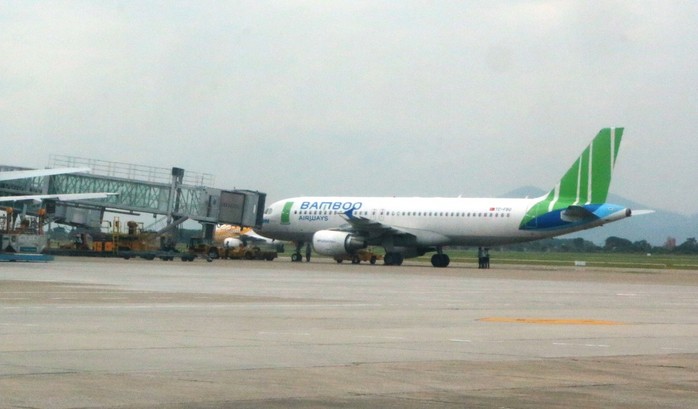Hành khách mở cửa thoát hiểm ngay trước giờ máy bay cất cánh từ Cam Ranh đi Hà Nội - Ảnh 1.